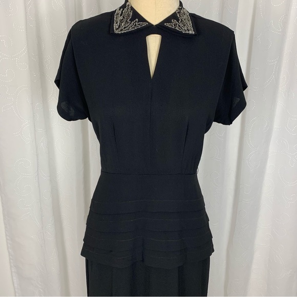 Vintage 1940’s beaded collar black dress with peplum - Picture 2 of 14